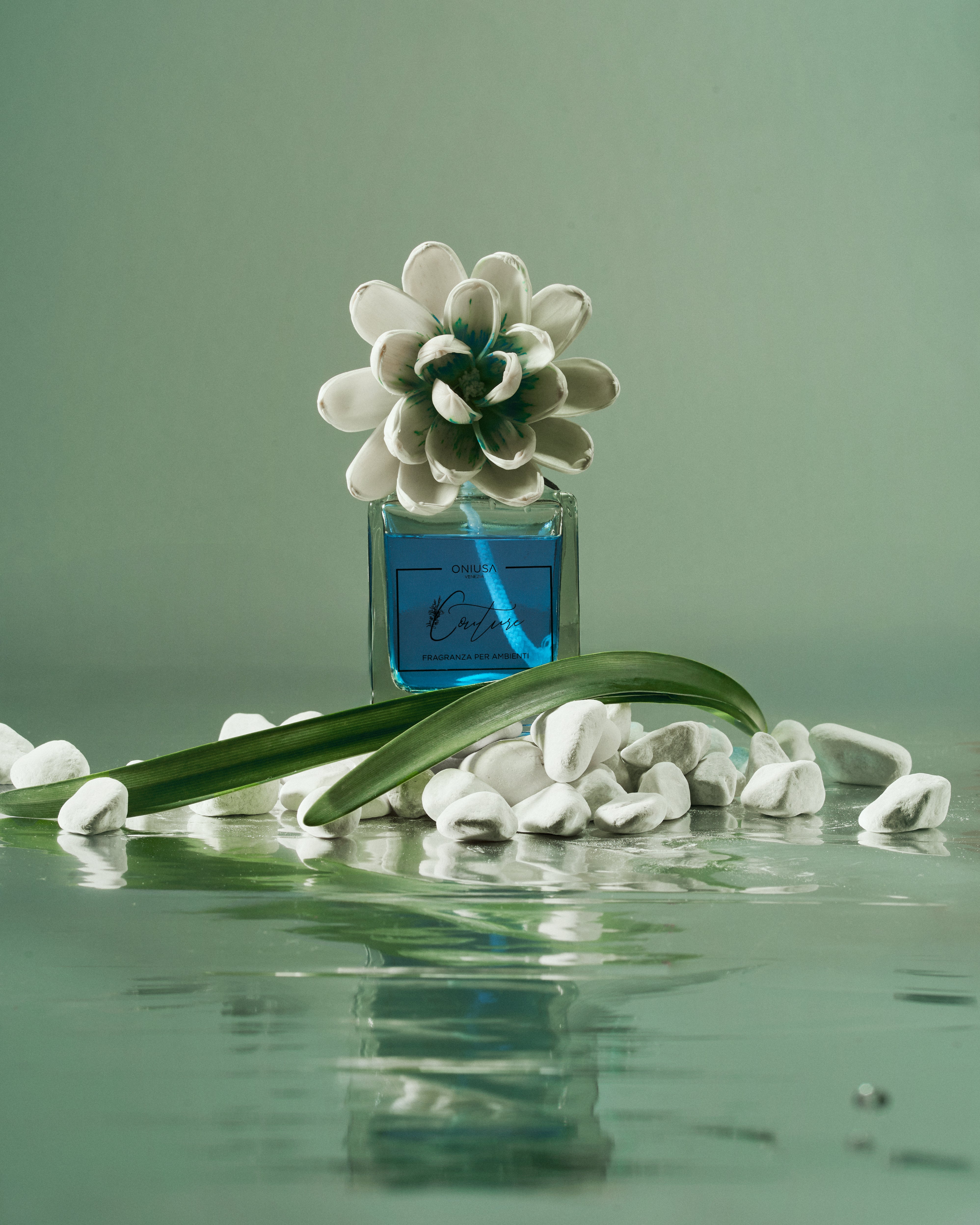 Diffusor mit blauer Seerosenblume